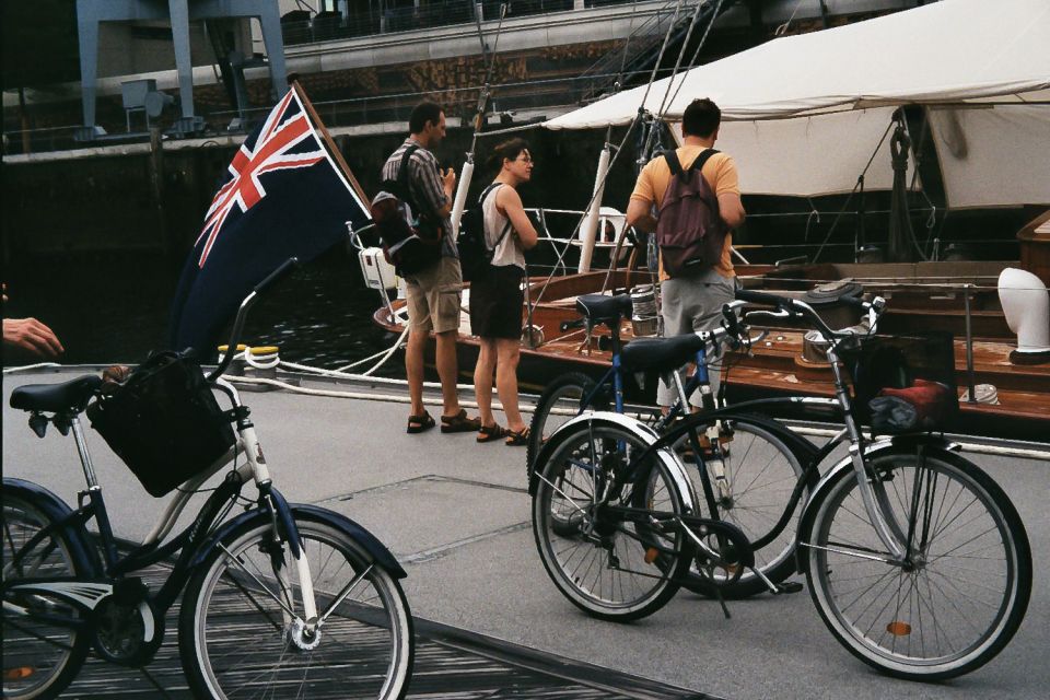 Hamburg: Downtown, Alster & Alternative Areas Bike Tour - Experience the Bike Tour