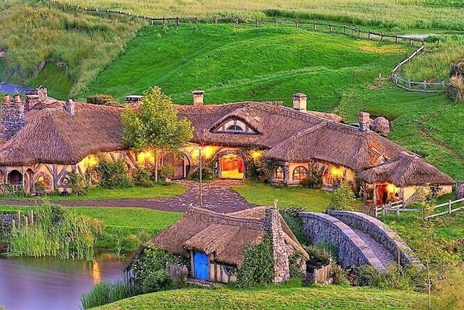 Hobbiton Movie Set Tour to Blue Springs and Mineral Spa - Exploring Blue Springs