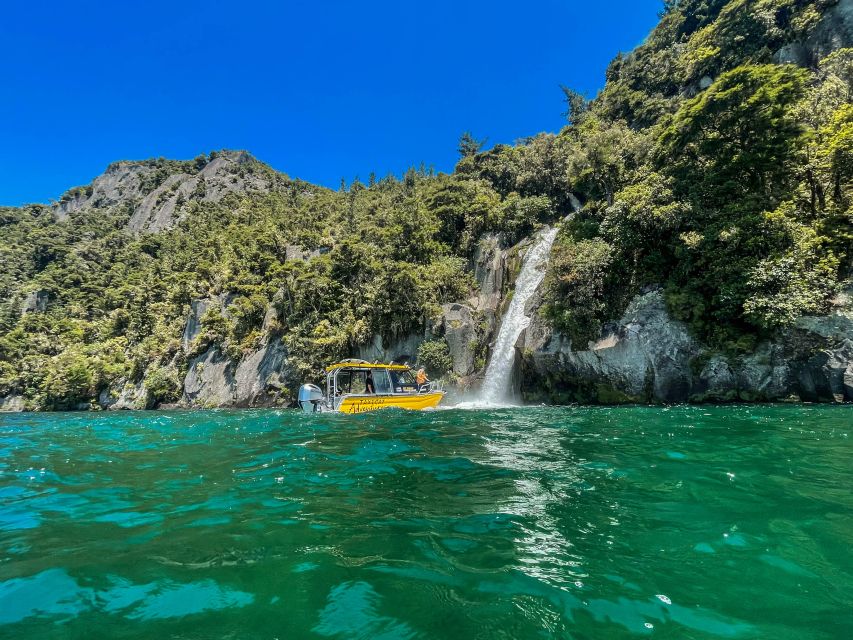 Kinloch: Lake Taupo Catamaran Cruise With Paddleboarding - Group Size and Language