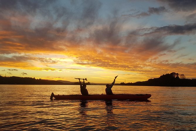 Lake Rotoiti Evening Kayak Tour Including Hot Springs, Glowworm Caves and BBQ Dinner - Itinerary Highlights