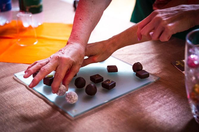 Lucerne CH Experience: Cheese, Chocolate, Chapel Bridge & Château - Chocolate Tasting Delight