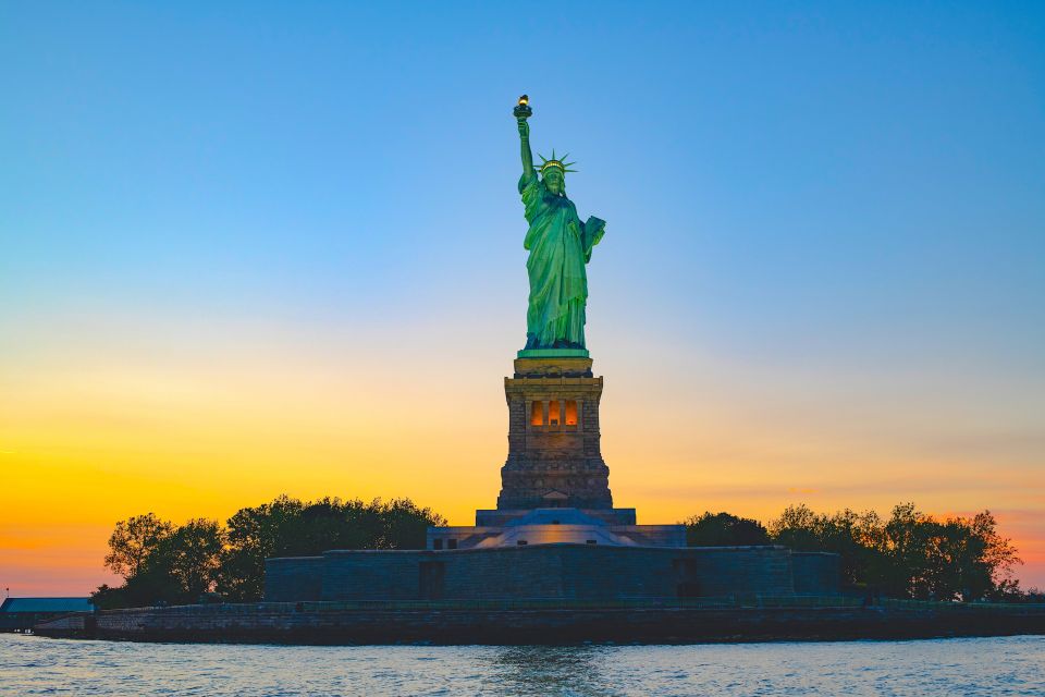 Manhattan: Private Luxury Sailing Tour to Statue of Liberty - Exclusive Features and Inclusions