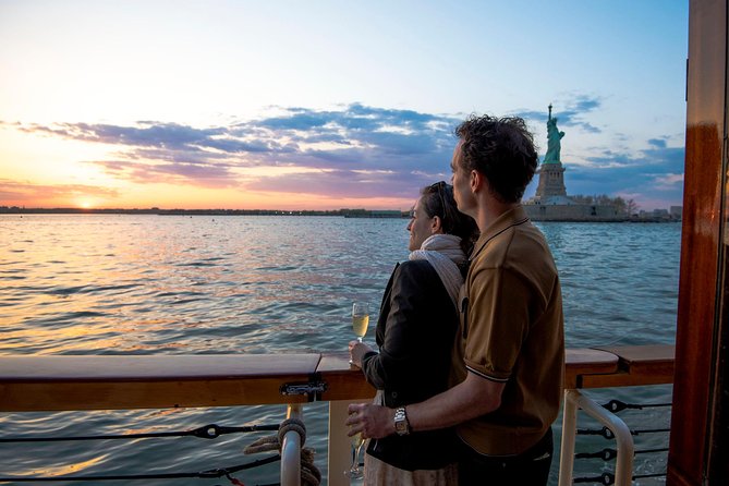 New York City Sunset Cruise on a Yacht - Inclusions and Onboard Amenities