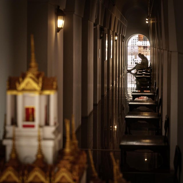 Photo Exploring Bangkok: Ratchanatdaram Temple PM Tour - Afternoon Lighting and Photographic Opportunities