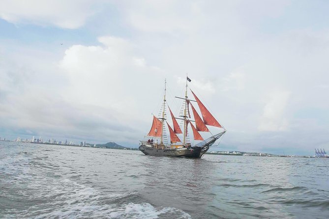 Pirate Ship Boat Tour & Sunset Skyline Tour - Amenities Onboard