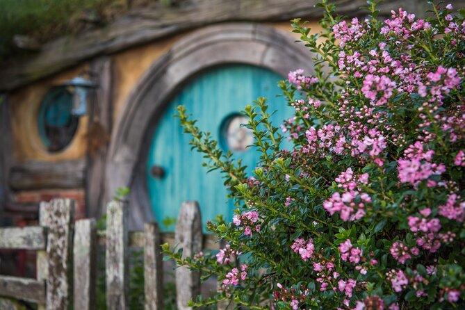 Private 2 Day Tour: Hobbiton, Waitomo, Rotorua Geothermal & Hamilton Gardens - Itinerary Overview