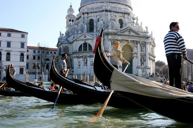 Private Tour: Venice Gondola Ride With Serenade - Gondola Capacity and Accessibility