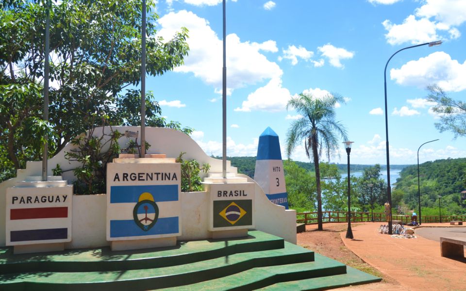 Puerto Iguazu: Hito Tres Fronters and La Aripuca City Tour - Detailed Itinerary