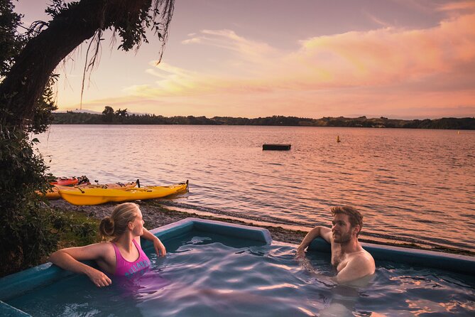 Rotorua: Evening Starlight Gourmet Kayak Tour Glowworms - Gourmet Kiwi BBQ Meal
