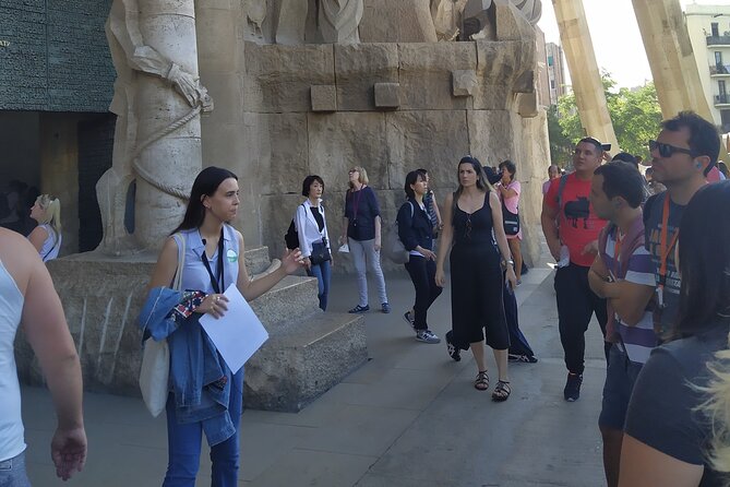 Sagrada Familia English Guided Tour & Optional Tower Access - Key Features