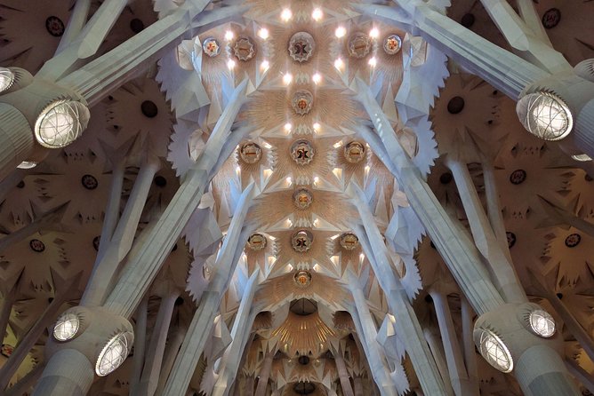 Sagrada Familia Skip-The-Line Private Tour With Guide - Inclusions and What to Expect