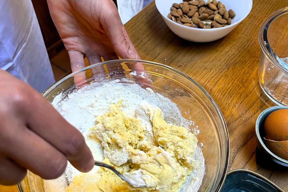 San Gimignano: Hands in Dough Cantuccini Class - Class Duration and Group Size