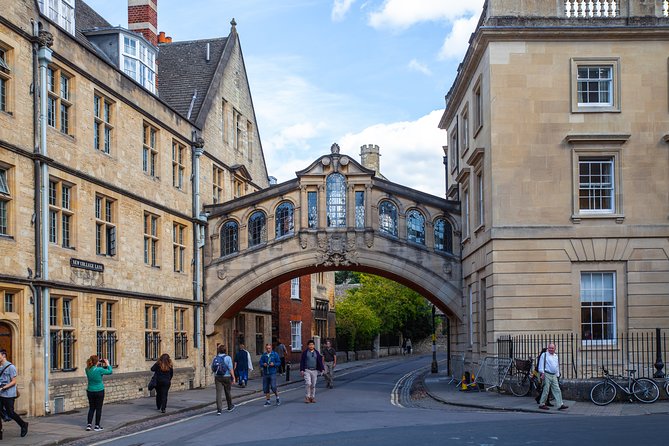 Social Distancing Specialised Oxford University Walking Tour With Student Guides - Unique Experience With Student Guides