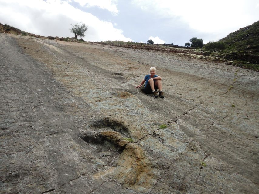 Sucre: Maragua Crater Hike & Dinosaur Footprints 1 Day Tour - Itinerary Highlights