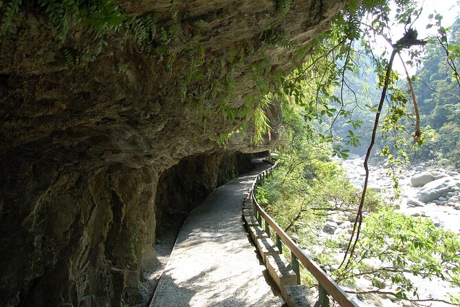 Taroko Gorge Day Tour From Taipei by Train - Trails and Bridges