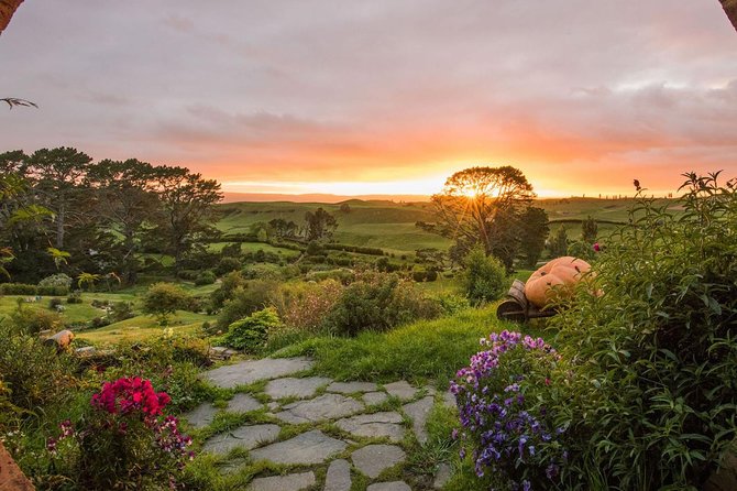 Tauranga-Hobbiton-Rotorua : Movie Set & Geysers: Private Tour. - Meeting and Pickup Details