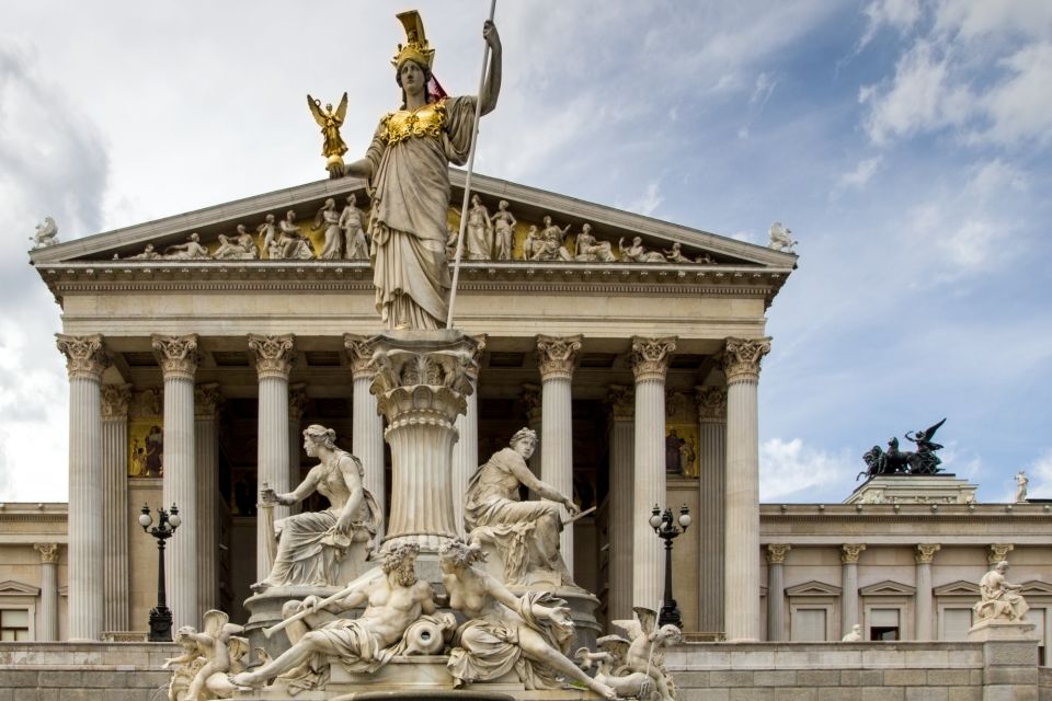 Vienna: First Discovery Walk and Reading Walking Tour - Itinerary Highlights