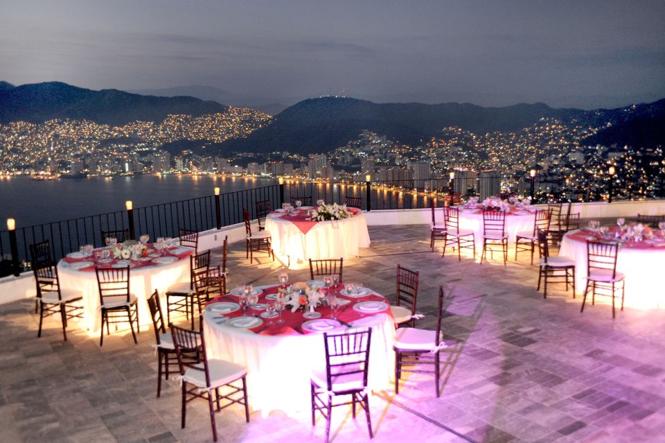 *Acapulco: Private Luxury Dinner, Drinks & High Cliff Divers - Refreshing Domestic Drinks at La Perla