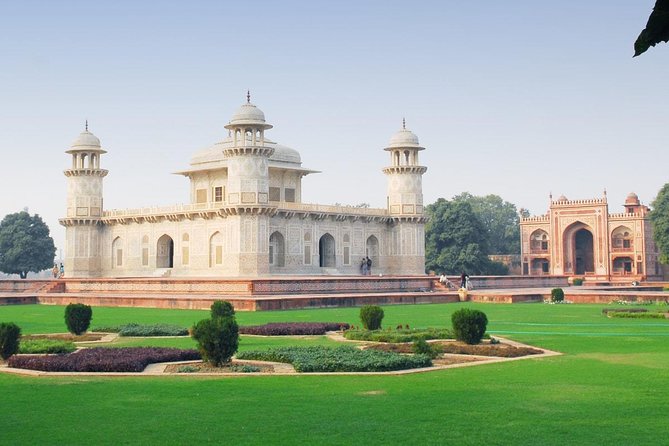 Agra Tour: Visit Taj Mahal, Agra Fort & Enjoy Mughalai Mehandi Design - Experience Mughalai Mehandi