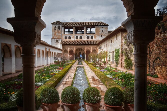 Alhambra Private Tour & Nazaries Palaces From Seville With Pickup - Visiting the Nasrid Palaces