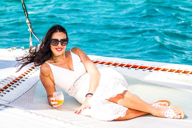 Aruba Happy Hour Sunset Sail With Savory Bites and Cocktails - Onboard Amenities and Inclusions