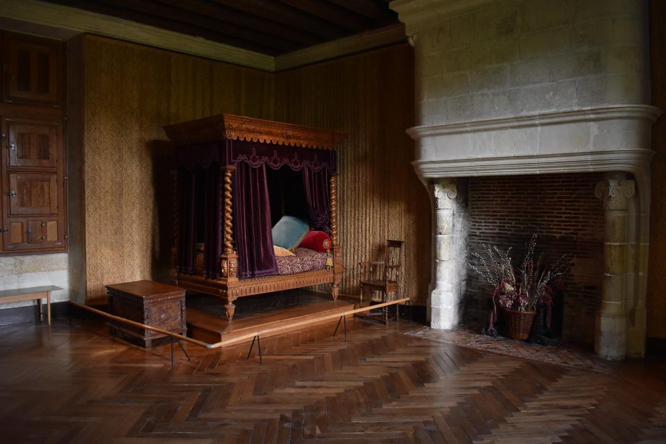 Azay-Le-Rideau Castle: Private Guided Tour With Ticket - Itinerary and Meeting Point