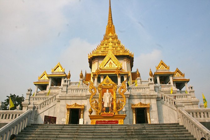 Bangkok Half-Day Tour: Three Must-Visit Temples - Visiting Wat Traimit