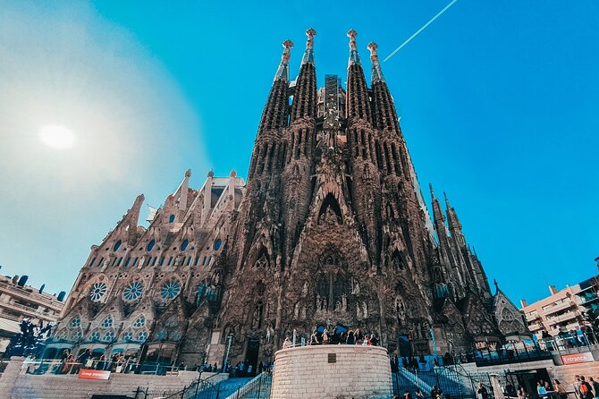 Barcelona Architecture Walking Tour With Casa Batllo Upgrade - Recinta Modernista De Sant Pau