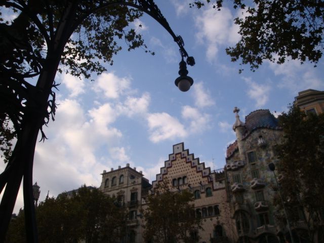 Barcelona: Art Nouveau & Gaudí Tour - Tour Inclusions