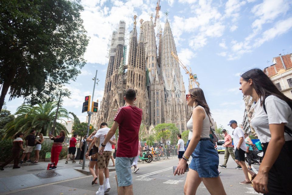 Barcelona: Sagrada Familia Fast Track Guided Tour - Meeting Point and Accessibility