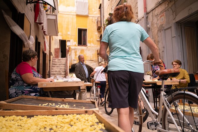 Bari Bike Tour With Pasta Experience - Visiting the Fish Market