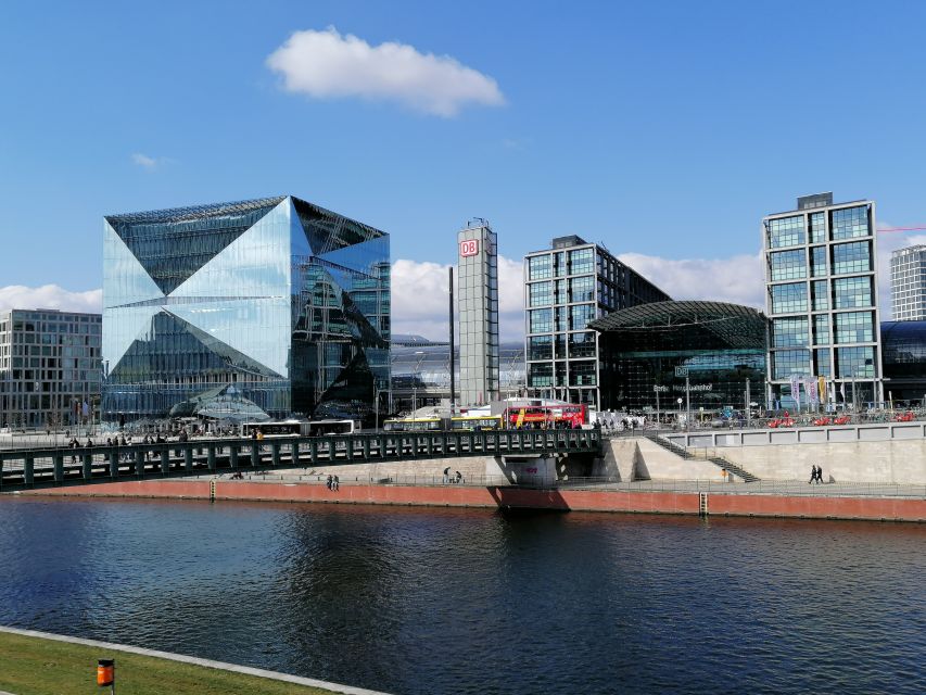 Berlin: Government District Around the Reichstag Guided Tour - Experience and Insights