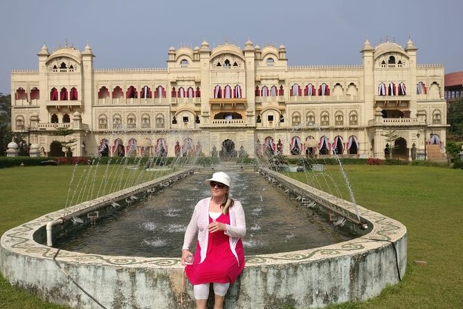 Big Bollywood Studio ART Tour With Meal : From Mumbai - Pickup and Drop-off