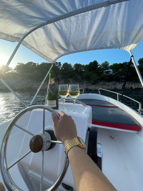 Discover the Ibiza Beaches on a Boat Without License 8H - Boat Features