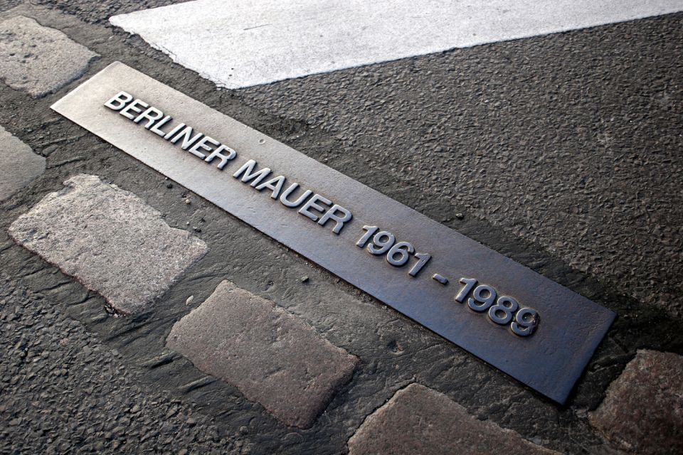 Divided Berlin & Cold War: Berlin Wall 2-Hour Tour - Experience the Cold War
