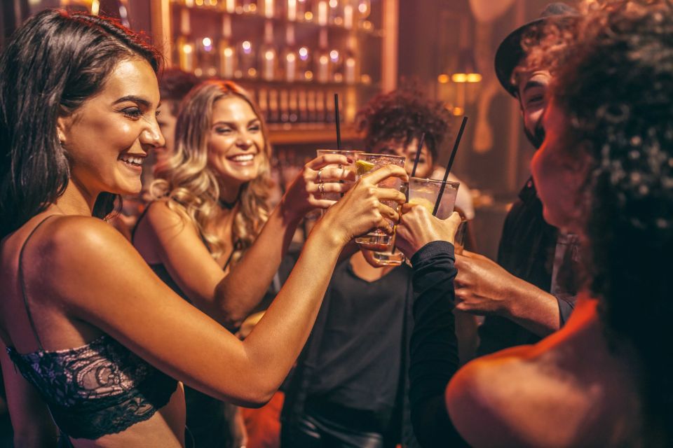 Frankfurt: Night Pub Crawl Through Alt-Sachsenhausen - Group Dynamics and Atmosphere