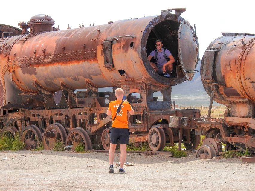From La Paz: 5-Day Uyuni and Red Lagoon Tour With Bus Ride - Day 1: Departure and Overnight