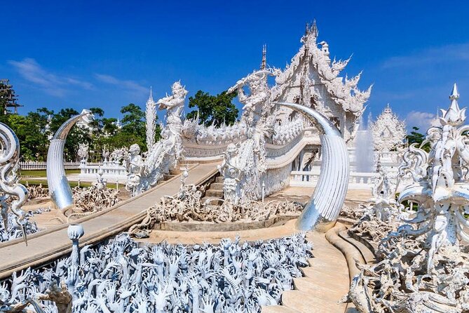 Full Day Tour White Temple Black House and Blue Temple With Lunch - Visitor Considerations