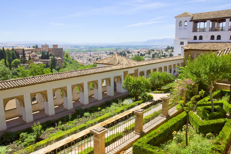 Granada: Alhambra Small Group Tour With Nasrid Palaces - Inclusions and Meeting Information