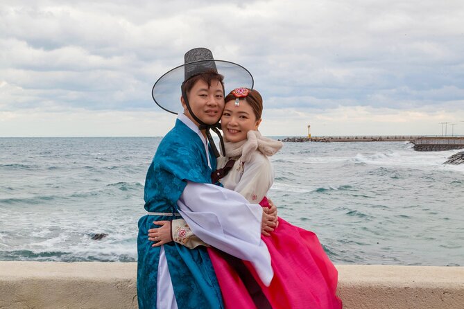 [Jeju] Hanbok Private Guide Tour & Photo Session in Beautiful Yongduam Rock, - Ideal Meeting Location