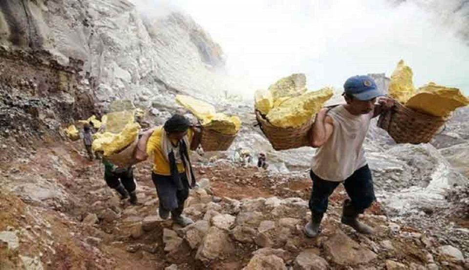 Kawah Ijen Tour From Banyuwangi Escape From the Crowd - Exploring Kawah Ijen Crater