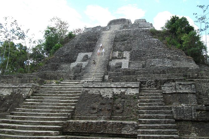Lamanai Temple - Wildlife and Scenic Views