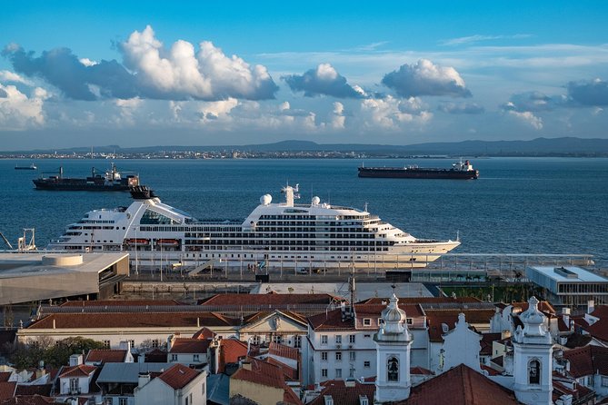 Lisbon Walking Tour With a Photographer - Morning Edition - Logistics and Meeting Point