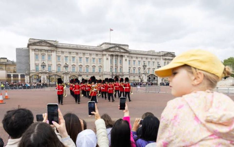 London: Guided Walking Tour With Changing of the Guard - Tour Experience