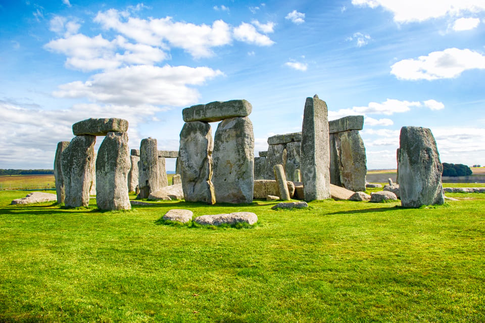 London: Stonehenge and Bath Full-Day Tour - Exploring Stonehenge