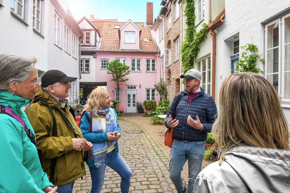 Lübeck: Entertaining Tour Through Hidden Courtyards - Exploring Hidden Courtyards