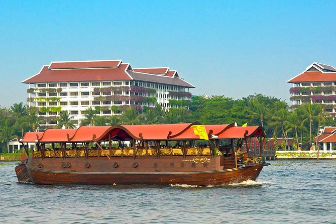 Manohra Luxurious Dinner Cruise in Bangkok - Admiring Bangkoks Stunning Skyline