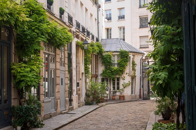 Private Paris Photography Tour With a Professional Photographer - Meeting and Pickup