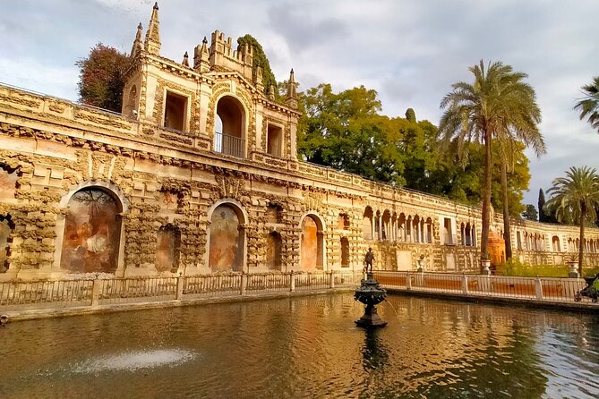 Private Walking Tour Alcazar and Cathedral in Sevilla - Discovering the Giralda Tower