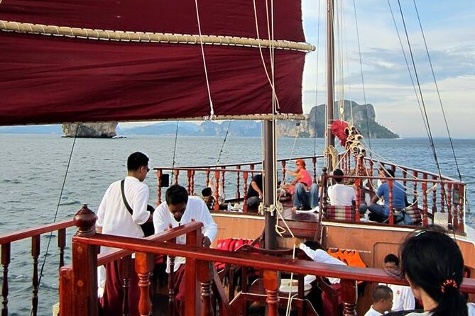 Romantic Sunset and Seafood Dinner Cruise With Plankton Swimming - Dining Experience